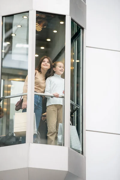 Glückliche Familie Aus Junger Mutter Und Ihrer Tochter Die Fahrstuhl — Stockfoto