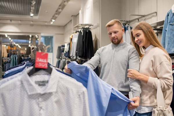 Mladí Dívají Jednu Triček Prodeji Zatímco Vybírají Nové Ležérní Oblečení — Stock fotografie