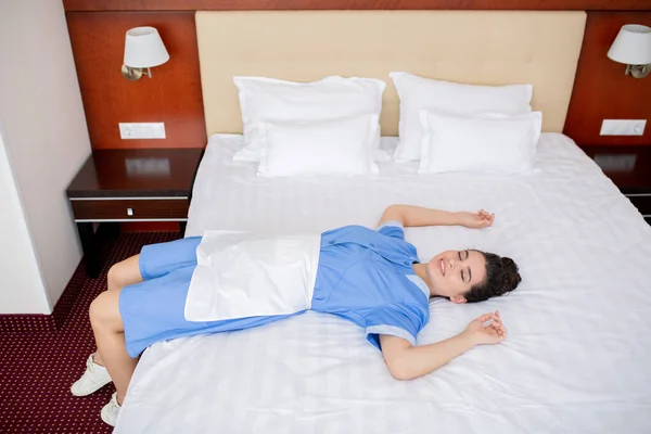 Glad Ung Avslappnad Kammarjungfru Uniform Liggande Vit Ren Säng Medan — Stockfoto