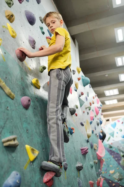 Spor Tişörtlü Pantolonlu Bir Çocuk Spor Salonunda Spor Salonunda Tırmanış — Stok fotoğraf