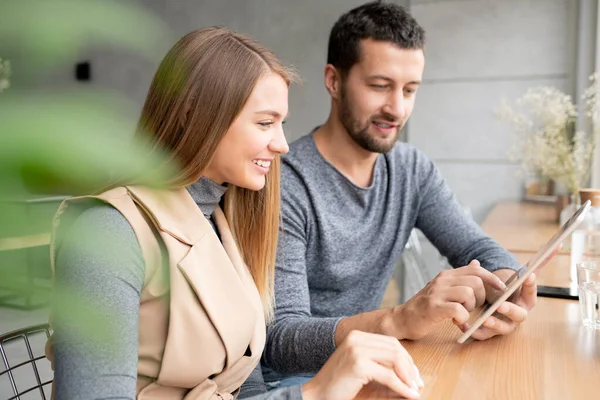 Heureuse Jeune Femme Affaires Son Collègue Préparant Présentation Travaillant Sur — Photo