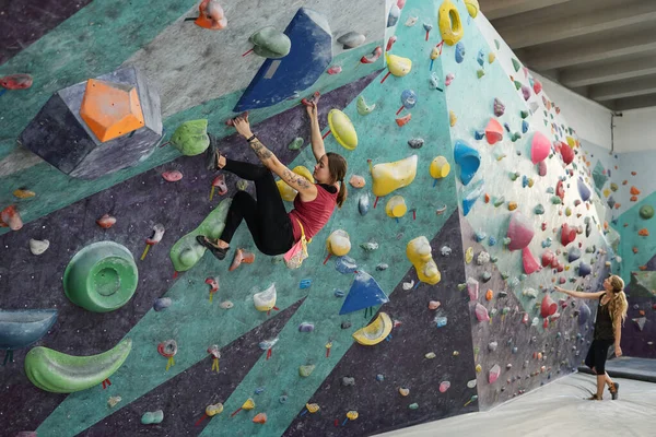 Uma Das Jovens Mulheres Ativas Praticando Escalada Fundo Outra Fêmea — Fotografia de Stock