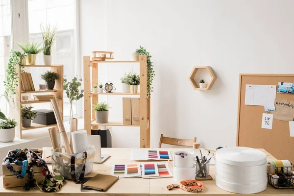 Holztisch Von Fenster Mit Verschiedenen Materialien Für Kreative Arbeiten Von — Stockfoto