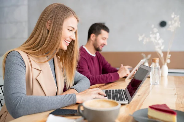 Fröhliches Mädchen Mit Langen Haaren Das Ihre Freundin Lächelnd Ansieht — Stockfoto