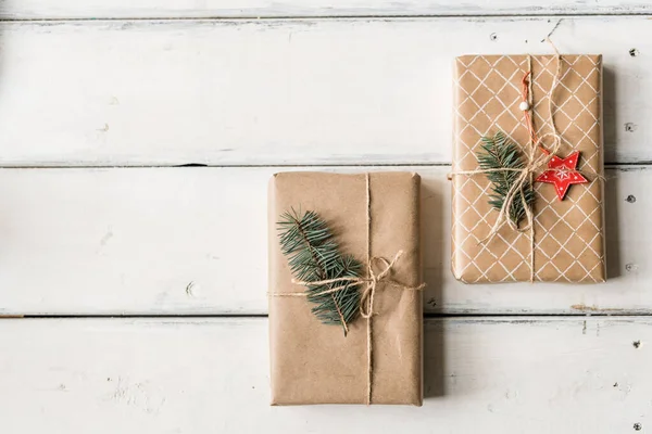 Fond Noël Avec Deux Boîtes Cadeaux Emballées Enveloppées Avec Conifère — Photo