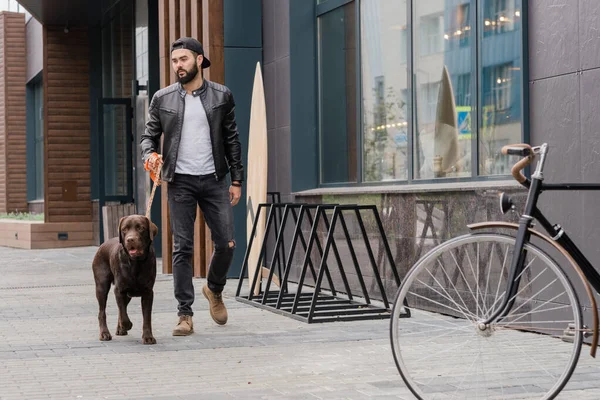 Giovane Barbuto Jeans Giacca Pelle Che Muove Lungo Strada Della — Foto Stock