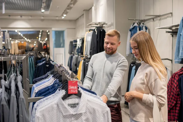 Feliz Pareja Joven Ropa Casualwear Pie Por Rack Con Camisas — Foto de Stock