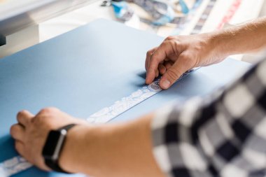 Genç efendinin elleri evde çalışırken basmak için özel ekipmanlara tasma takıyor.