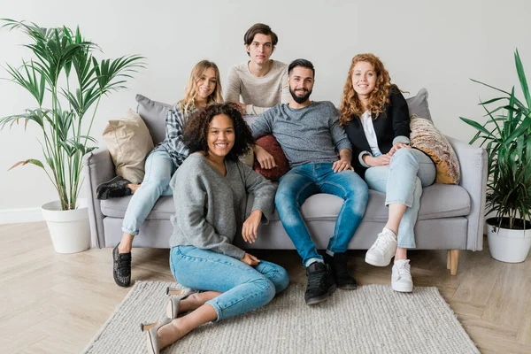 Felices Amigos Adolescentes Interculturales Ropa Casual Sentados Uno Lado Del —  Fotos de Stock