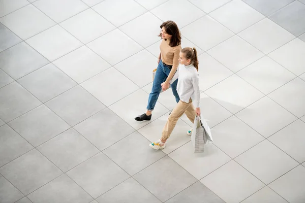 Lässige Junge Frau Und Ihre Tochter Mit Papiertüten Beim Einkaufen — Stockfoto