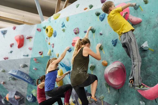 Aktiver Schüler Und Drei Junge Sportlerinnen Beim Klettern Künstlichen Felsen — Stockfoto