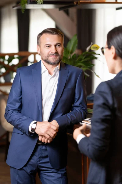 Hombre Negocios Mediana Edad Ropa Formal Pie Junto Mostrador Del — Foto de Stock