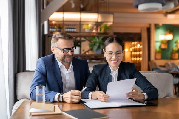 Felice Giovane Donna Affari Asiatica Guardando Attraverso Punti Del Contratto — Foto Stock