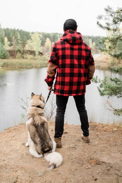 Vue Arrière Jeune Homme Tenue Décontractée Tenant Laisse Son Animal — Photo