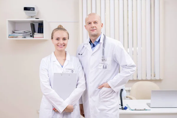 Twee Succesvolle Hedendaagse Clinici Whitecoats Stand Werkplek Kantoor Voor Camera — Stockfoto