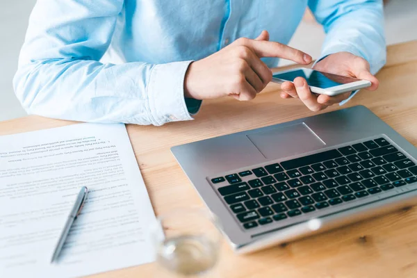 Ung Anställd Blå Skjorta Sitter Vid Träbord Framför Laptop Och — Stockfoto