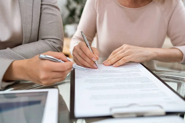 Due Donne Affari Con Penne Che Puntano Contratto Mentre Una — Foto Stock