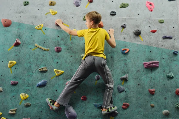 Rückansicht Eines Aktiven Schülers Sportbekleidung Der Sich Der Kletterwand Nach — Stockfoto