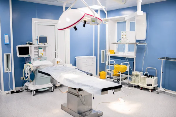Mesa Operação Com Grandes Lâmpadas Acima Dentro Sala Cirurgia Contemporânea — Fotografia de Stock