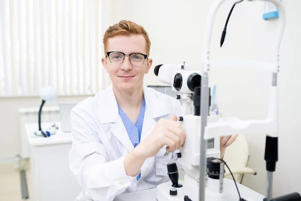Счастливый Молодой Интерн Белом Халате Очках Смотрит Используя Новое Офтальмологическое — стоковое фото