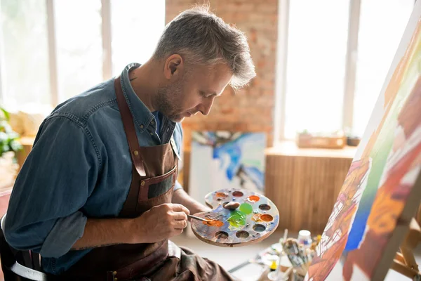 Homme Créatif Dans Tablier Mélangeant Les Couleurs Sur Palette Tout — Photo