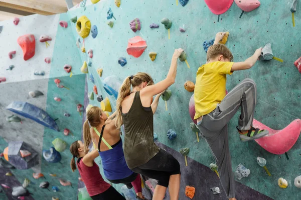 Reihe Junger Sportlerinnen Und Schüler Aktivkleidung Kriechen Kletterwand Und Halten — Stockfoto