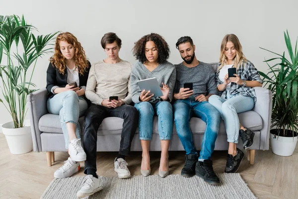 Five Young Contemporary Casual Friends Sitting Couch Row Wall While — Stock Photo, Image