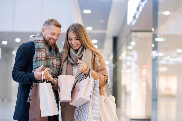 Felices Jóvenes Cónyuges Abrigos Bufandas Mirando Que Compraron Uno Los — Foto de Stock