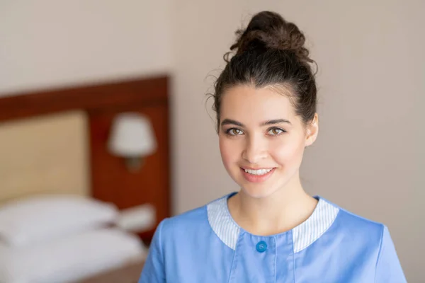 Happy Young Brunette Female Blue Uniform Chamber Maid Standing Hotel — Stock Photo, Image