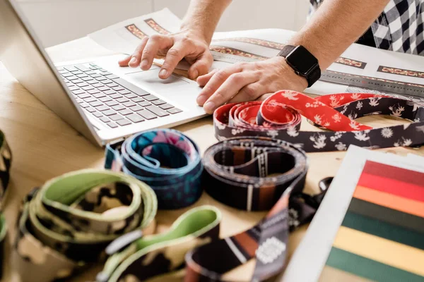 Handen Van Jonge Ambachtsman Surfen Het Net Werkplek Terwijl Zoek — Stockfoto