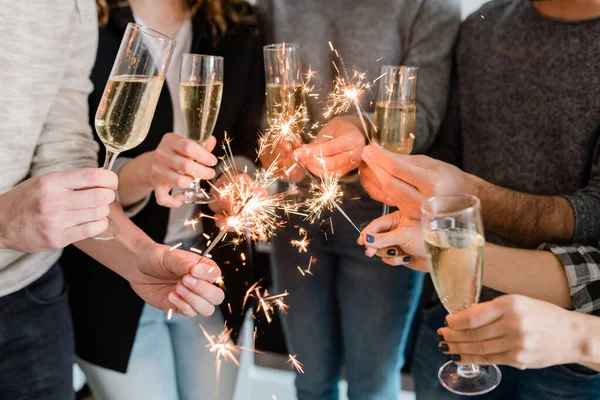 Group Happy Friends Holding Flutes Sparkling Champagne Burning Bengal Lights — Stock Photo, Image