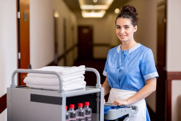 Mulher Bonita Uniforme Azul Movendo Longo Corredor Enquanto Recebendo Toalhas — Fotografia de Stock