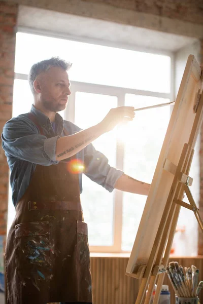 Peintre Masculin Sérieux Tenue Travail Tenant Pinceau Pendant Travail Devant — Photo