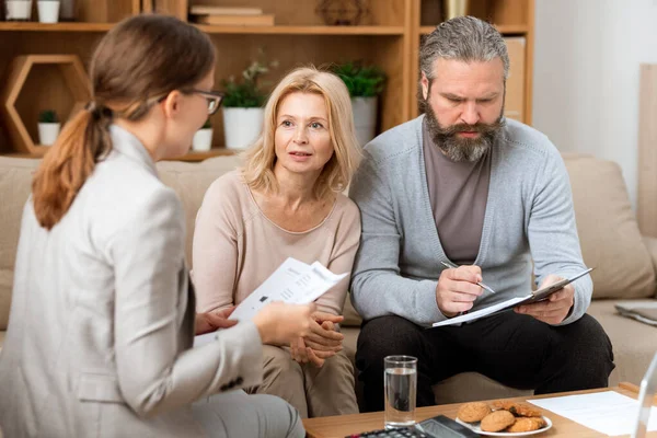 Blond Mogen Kvinna Konsultera Med Fastighetsmäklare Medan Hennes Man Läser — Stockfoto