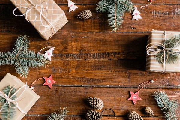 Jul Bakgrund Består Inslagna Presentförpackningar Pinecones Barrträd Dekorativa Röda Stjärnor — Stockfoto