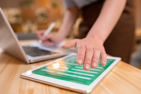 Hand Unga Samtida Affärskvinna Över Digital Tablett Med Elektronisk Form — Stockfoto