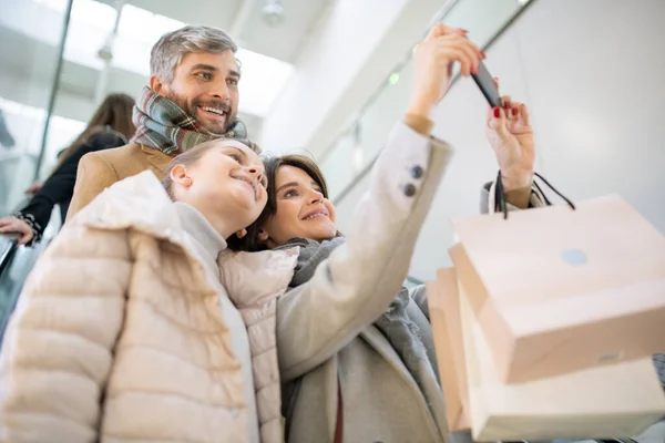 Feliz Joven Familia Contemporánea Tres Haciendo Selfie Después Comprar Mientras — Foto de Stock