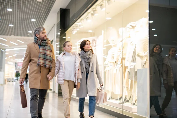 Happy Parents Daughter Looking New Casualwear Collection Shop Window While — Stock Photo, Image