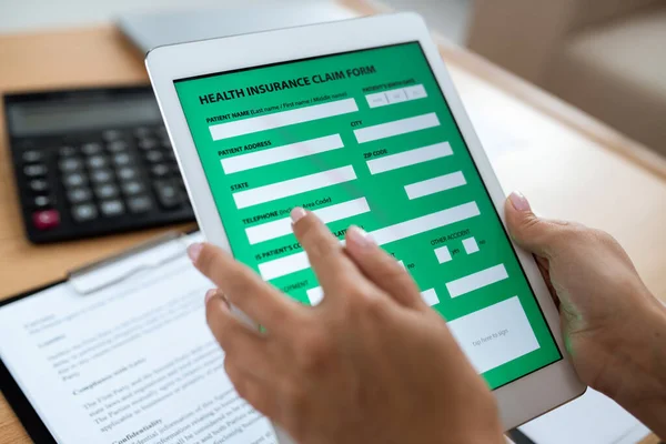 Elektronisk Form Sjukförsäkring Digitala Tabletter Som Innehas Mänskliga Händer Processen — Stockfoto