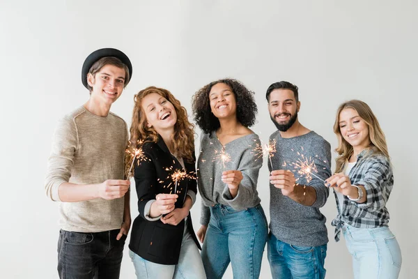 Chicos Chicas Interculturales Extáticos Con Luces Bengala Disfrutando Una Fiesta — Foto de Stock