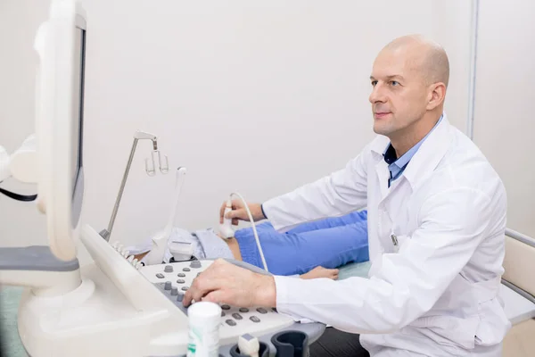 Profissional Confiante Olhando Para Tela Fazer Exame Ultrassônico Paciente Por — Fotografia de Stock