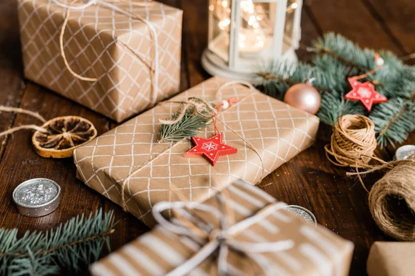 Verpakt Geschenkdoosje Met Coniferen Rode Ster Decoratie Top Omgeven Door — Stockfoto