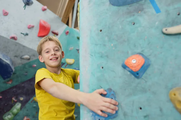 Glücklicher Schuljunge Gelbem Shirt Der Sich Kleinen Felsen Der Kletterausrüstung — Stockfoto