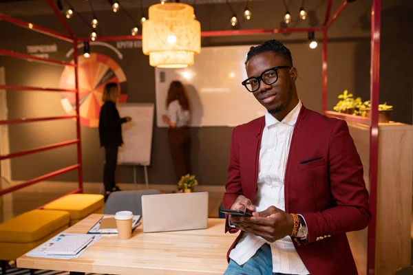 Jovem Empresário Africano Com Telefone Celular Mesa Frente Câmera Com — Fotografia de Stock