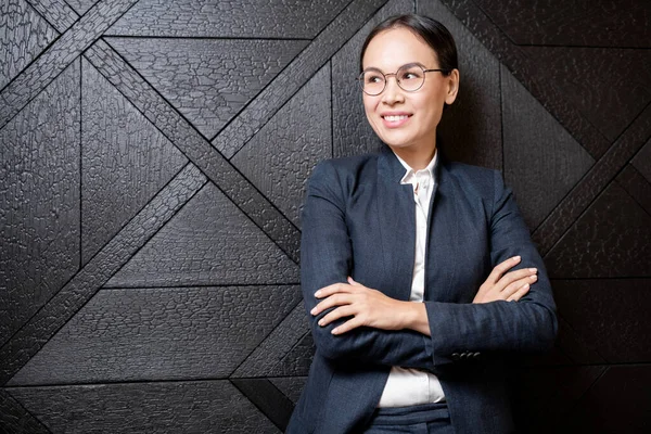 Young Smiling Asian Businesswoman Crossed Arms Standing Black Wooden Wall — Stock Photo, Image