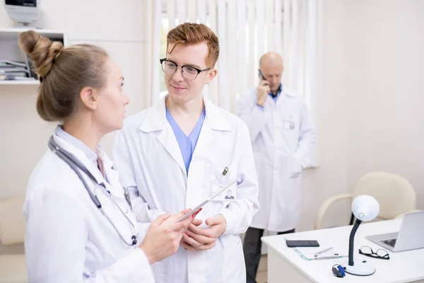 Dois Jovens Colegas Whitecoats Discutindo Coisas Médicas Clínicas Fundo Profissional — Fotografia de Stock