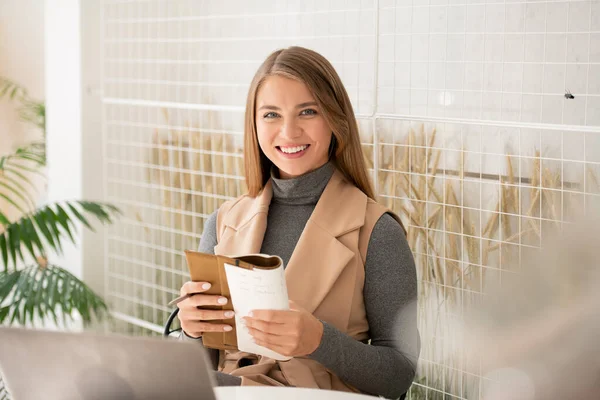 Joven Mujer Negocios Alegre Con Sonrisa Dentada Sosteniendo Copybook Mientras — Foto de Stock