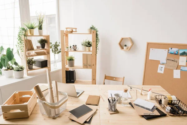 Teil Des Studiointerieurs Mit Schreibtisch Fenster Heimischen Pflanzen Auf Regalen — Stockfoto