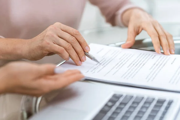 Mano Della Donna Matura Che Indica Uno Dei Punti Del — Foto Stock