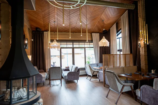 Interior Restoran Berkelas Dan Nyaman Dengan Meja Dan Sofa Lembut — Stok Foto